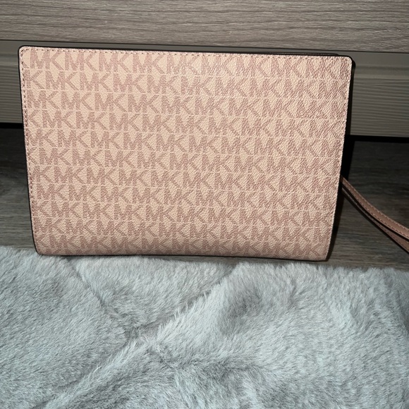 Michael Kors Pink wristlet - Picture 3 of 4